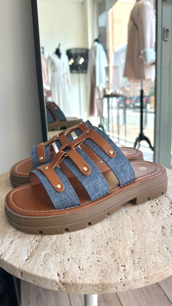 Claquettes camel et jeans
