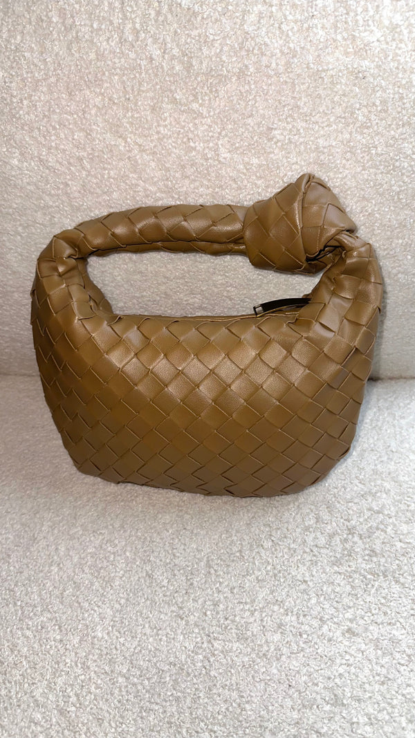 Sac tressé en cuir camel