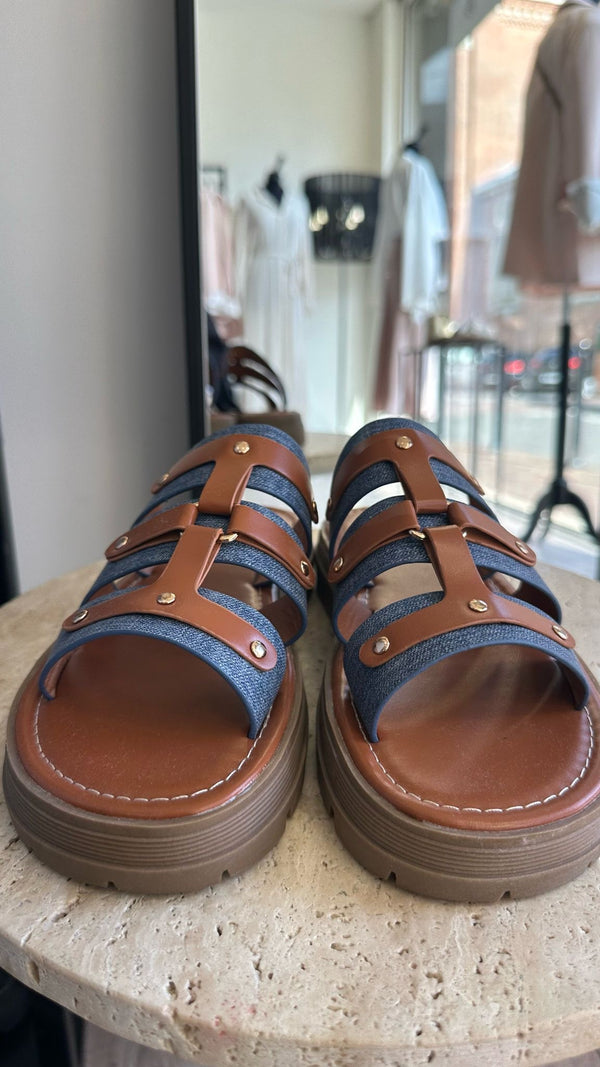Claquettes camel et jeans